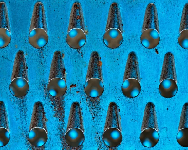 青色のトーン穴があいた金属のおろし金 — ストック写真