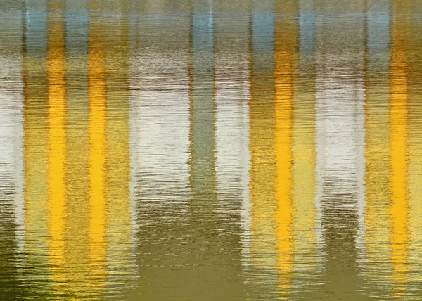 Miroir jaune sur l'eau — Photo