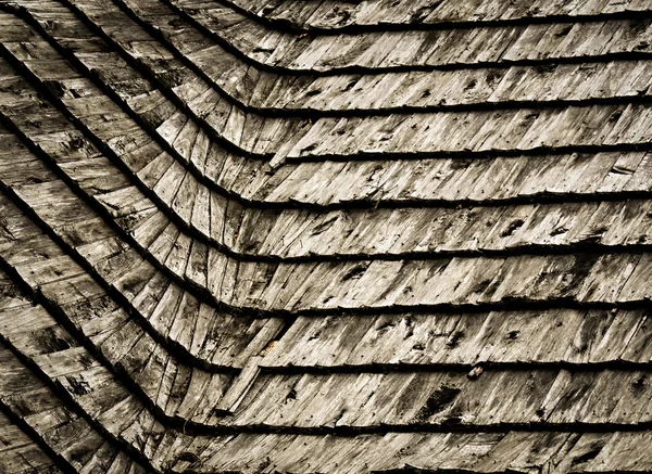 Staré poškozené dřevěné šindelové střechy — Stock fotografie