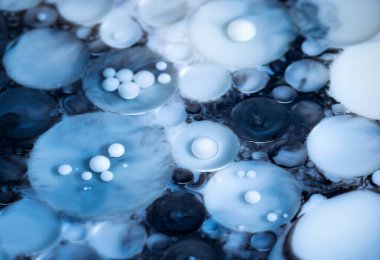 Çözümde soyut arkaplan beyaz yağ boncukları