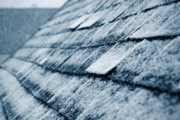 Sezónní Pozadí Oblázková Střecha Pokrytá Sněhem Sněhem — Stock fotografie