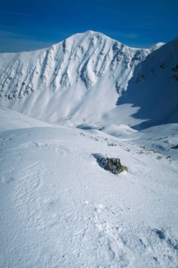 mevsimsel doğa arka planı karlı dağlık arazi