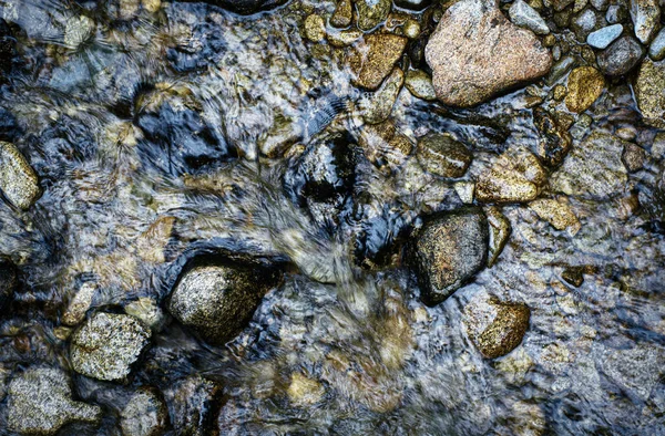 Saisonale Natur Hintergrund Detail Eines Schlammigen Flusses Mit Runden Steinen — Stockfoto