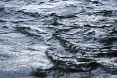 Nehir suyu yüzeyi ile soyut dramatik monokrom arkaplanı