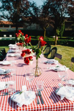 Masa İtalyan şatosu ve üzüm bağlarına bakan İtalyan Tarım Turizminin yanındaki romantik bir akşam için hazırlandı..