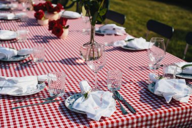 Masa İtalyan şatosu ve üzüm bağlarına bakan İtalyan Tarım Turizminin yanındaki romantik bir akşam için hazırlandı..