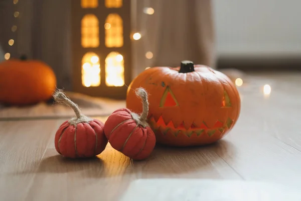 Halloween and autumn cozy composition with pumpkins, october home decoration — Stock Photo, Image