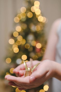 Noel ağacı süslemek, Noel oyuncağını elinde tutmak. Tatil, Noel ve Yeni Yıl Aile Kutlama Konsepti