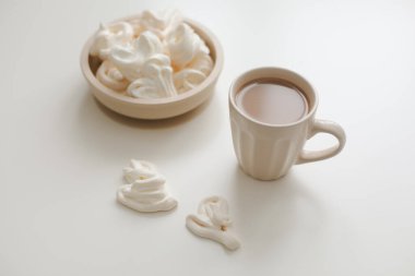 Beyaz masa manzaralı bir fincan kahveyle kahvaltı.