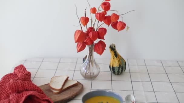 Sopa de crema de calabaza vegetariana saludable caliente con semillas sobre la mesa — Vídeos de Stock