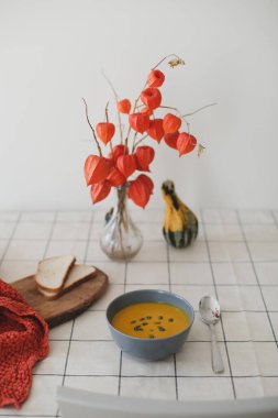 Masada çekirdekli, sağlıklı vejetaryen balkabağı kreması çorbası