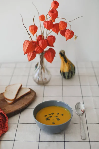 Soupe à la crème de citrouille végétarienne chaude et saine avec des graines sur la table — Photo