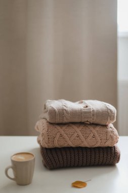 Sıcak ev atmosferi ve kahve, mum ve kazaklarla dolu sakin bir hayat.