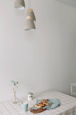 Mutfak masasında yeni pişmiş ev yapımı hamur işi. Pofuduk çöreklerle kahvaltı 