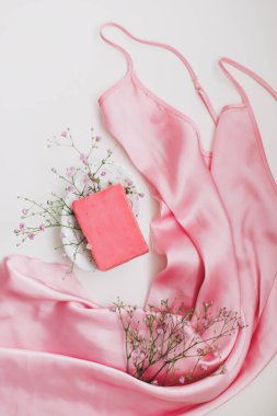 Çiçekli sabun ve gümüş elbiseyle romantik kompozisyon.. 