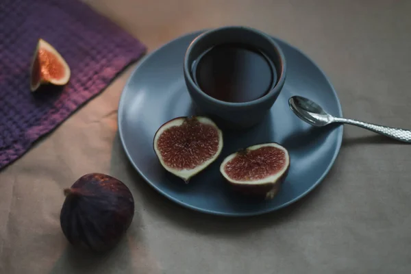 Rustic still life with fresh ripe figs. — Stock Photo, Image