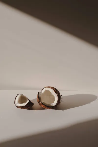 Свежая кокосовая скорлупа на белом фоне. — стоковое фото