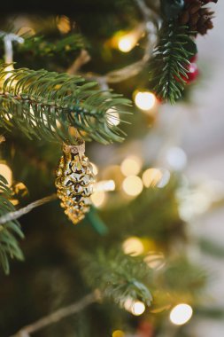 Yeni yıl havası 2022. Topları ve süslemeleri olan ışıltılı Noel ağacı