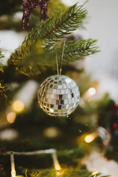 Újévi hangulat 2022. Csillogó karácsonyfa golyókkal és dekorációkkal — Stock Fotó
