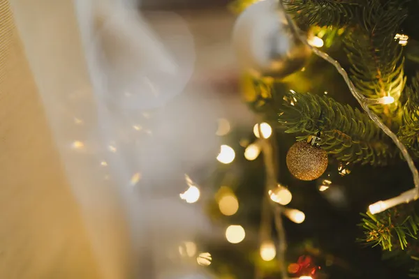 Új év 2022 háttér. Csillogó karácsonyfa golyókkal és dekorációkkal — Stock Fotó