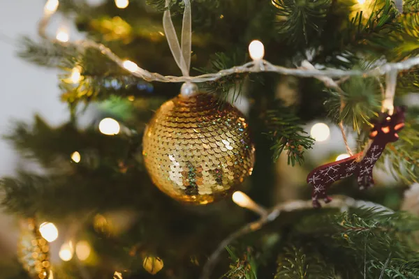 Újévi hangulat 2022. Csillogó karácsonyfa golyókkal és dekorációkkal — Stock Fotó