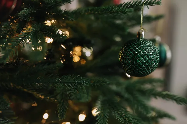 Új év 2022 háttér. Csillogó karácsonyfa golyókkal és dekorációkkal — Stock Fotó