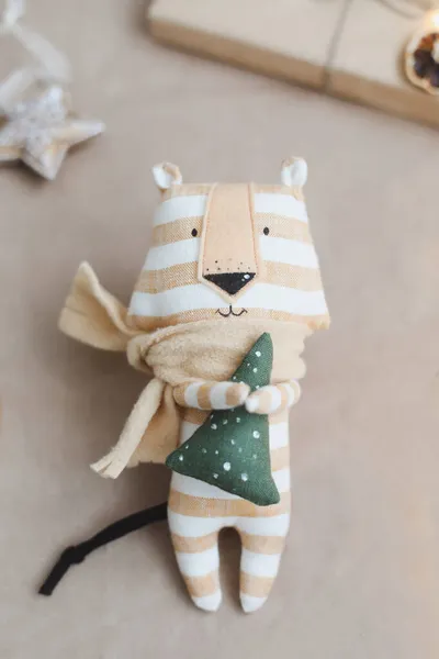 Rolig tiger leksak, symbol för nya 2022, en gåva och dekorationer. Jul, vinter, nyårskoncept. Platt ligg, ovanifrån — Stockfoto