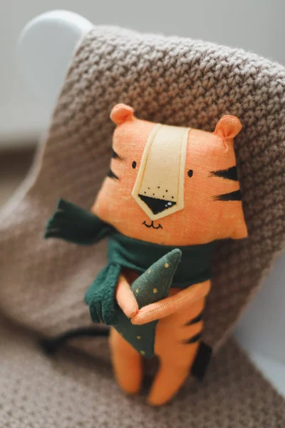 Cozy warm Christmas atmosphere with a tiger toy, symbol of new 2022 — Stock Photo, Image
