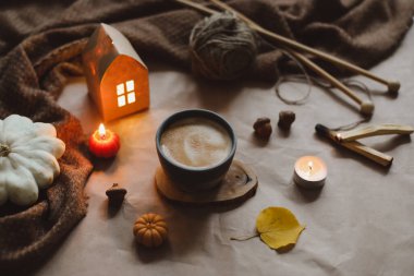 Sıcak kış, bir fincan, mumlar ve ekoseyle sakin bir hayat. Hygge ev dekorasyonu. 