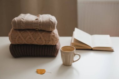 Sıcak ev atmosferi ve kahve, mum ve kazaklarla dolu sakin bir hayat.