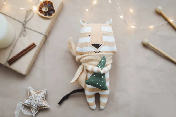 Bir kaplan oyuncağıyla Noel kompozisyonu, yeni 2022 'nin sembolü, bir hediye, köknar ağacı dalları ve süslemeleri. Noel, kış, yeni yıl konsepti. Düz yatış, üst görünüm — Stok fotoğraf