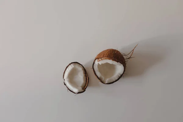 Свежая кокосовая скорлупа на белом фоне. — стоковое фото