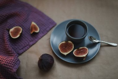 Kırsal bir zeminde taze incirlerle kahvaltı.