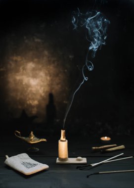 Palo Santo güzel bir şamdanda dumanla yanıyor. Evde sıcak bir akşam..