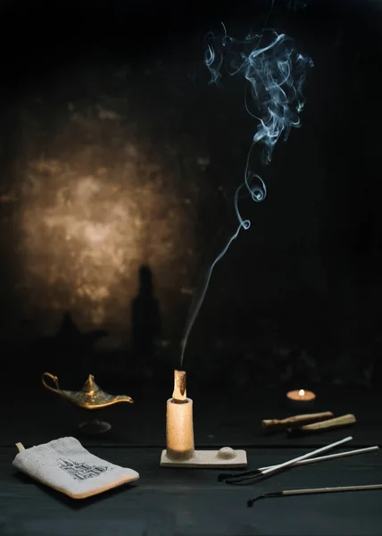 Palo Santo trzymać w ogniu z dymem w pięknym świeczniku. Przytulny wieczór w domu. — Zdjęcie stockowe