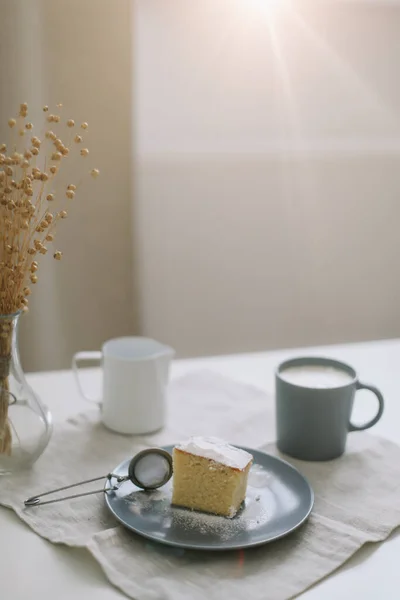 Завтрак с кусочком свежего домашнего торта, кувшином и чашкой кофе на столе — стоковое фото