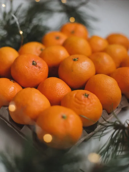 Weihnachten Hintergrund mit Tannenzweigen und Mandarinen. Frohe Weihnachten und einen guten Rutsch ins neue Jahr — Stockfoto