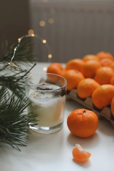 Weihnachten Hintergrund mit Tannenzweigen und Mandarinen. Frohe Weihnachten und einen guten Rutsch ins neue Jahr — Stockfoto