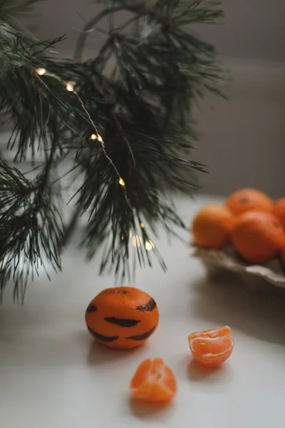 Mandarinen mit bemalten Streifen auf weißem Hintergrund mit einem Weihnachtsbaum. Das Konzept für das neue Jahr des Tigers — Stockfoto