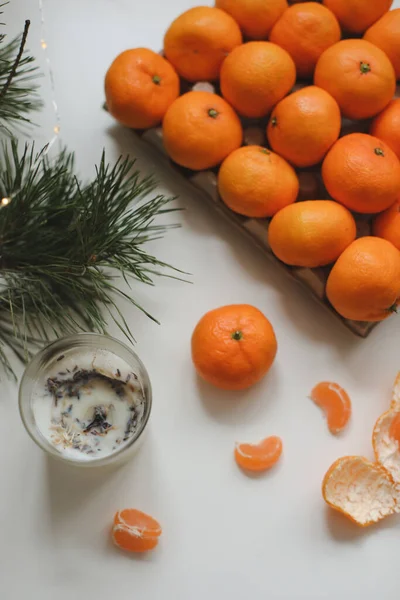 Weihnachten Hintergrund mit Tannenzweigen und Mandarinen. Frohe Weihnachten und einen guten Rutsch ins neue Jahr — Stockfoto