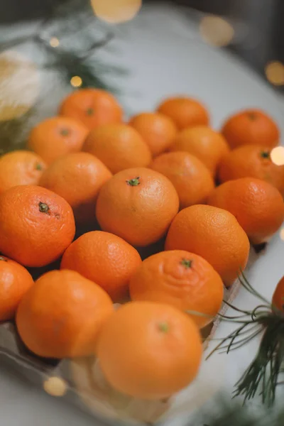 Weihnachten Hintergrund mit Tannenzweigen und Mandarinen. Frohe Weihnachten und einen guten Rutsch ins neue Jahr — Stockfoto