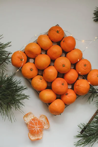 Weihnachten Hintergrund mit Tannenzweigen und Mandarinen. Frohe Weihnachten und einen guten Rutsch ins neue Jahr — Stockfoto