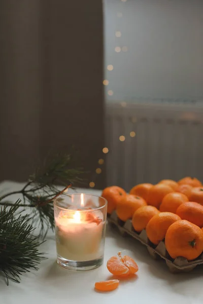 Weihnachten Hintergrund mit Tannenzweigen und Mandarinen. Frohe Weihnachten und einen guten Rutsch ins neue Jahr — Stockfoto