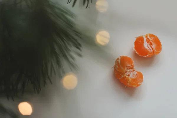 Fondo navideño con ramas de abeto y mandarinas. Feliz Navidad y Feliz Año Nuevo Tarjeta de felicitación —  Fotos de Stock