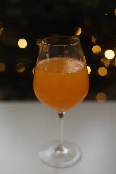 Tangerine or orange juice with tangerines on the Christmas tree background — Fotografia de Stock