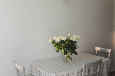 Evin içinde beyaz bir gül buketi. Çiçekli bahar arka planı