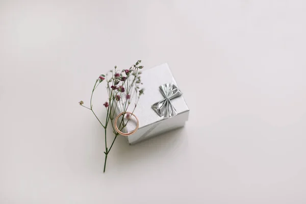 Hermosa caja con anillo de compromiso sobre fondo blanco — Foto de Stock