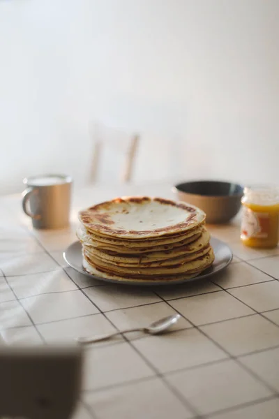 Hoch stapeln sich hausgemachte Pfannkuchen auf einem Teller. Frühstück am Morgen — Stockfoto