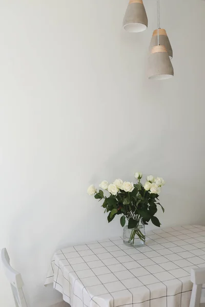 Rosa bianca bouquet in un accogliente interno della casa. Fondo floreale primavera — Foto Stock