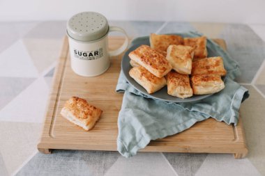 Mutfak masasında yeni pişmiş ev yapımı hamur işi. Pofuduk çöreklerle kahvaltı.